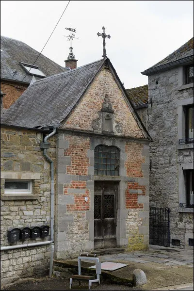 À quelle sainte est dédiée la chapelle située à l'entrée sud de Bouvignes ?