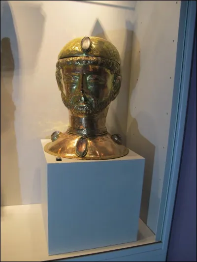 Quel saint, supposé né à Bouvignes, est mort assassiné d'un coup de rame lors d'une traversée de la Meuse à Hastière au 12e siècle ?