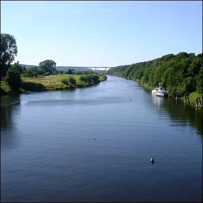 Quel affluent du Rhin donne son nom au plus grand bassin industriel de l'Europe de l'Ouest ?