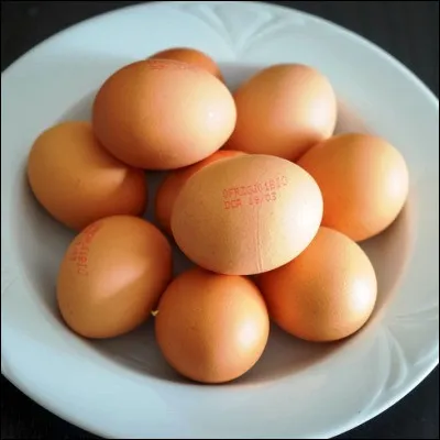 Comment appelle-t-on un uf cuit de telle manière que le blanc soit solide et le jaune liquide ?