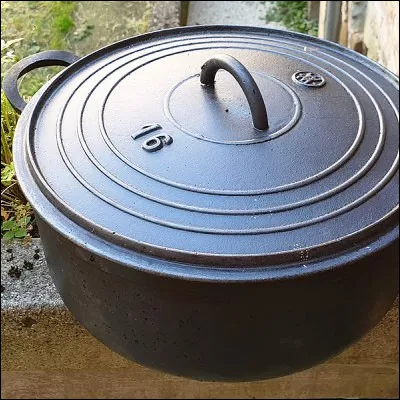 Quel nom donne-t-on à un récipient doté d'un couvercle et de poignées et destiné à de longues cuissons ?