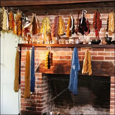 Comment appelle-t-on l'activité professionnelle consistant à imprégner un tissu d'une couleur ?