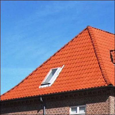 Comment appelle-t-on une fenêtre placée dans une toiture en pente ?
