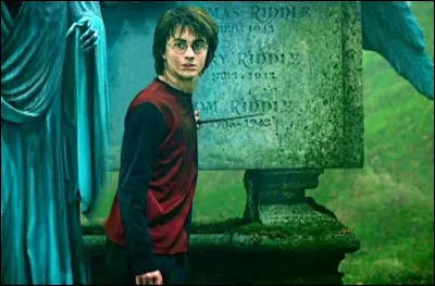 Dans la salle commune des Gryffondor, quand Ron Weasley vient dire à Harry Potter qu'il le croit après la première tâche, de quelle couleur est le livre qu'il tient ?