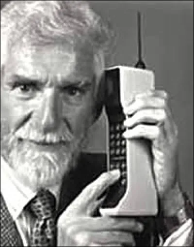 En 1973, un ingénieur électricien chez Motorola, inventa le téléphone cellulaire. Dix années plus tard, le DynaTAC 8000x était distribué aux consommateurs, au prix de 3995 $ l'unité, et malgré ce prix exorbitant il a connu un franc succès. Quel est le nom de celui qui, par la suite, a fondé son entreprise de téléphone cellulaire, CBSI, qu'il a ensuite vendue à Cincinnati Bell pour 23 millions ?