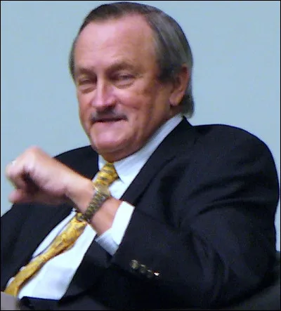 Le PC IBM a été créé en 1981 par une équipe d'IBM que cet homme dirigeait, à Boca Raton, en Floride. Grâce à son invention, le nom « IBM » est devenu synonyme de « PC » et d'ordinateur personnel. Bien que le PC IBM n'ait pas été le premier ordinateur personnel (ce fut MITS Altair 8800), il s'agissait du PC le plus célèbre. 
Quel est le nom de celui qu'aux États-Unis on nomme Father of the IBM PC ?