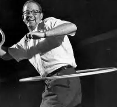 En 1958, ce passionné de gadgets et de jeux a créé le hula hoop. C'était pour une autre époque mais, il a aussi créé le frisbee et là, cela vient nous rejoindre.
Vous devez savoir le nom de cette personne dont les inventions ont rythmé votre enfance.