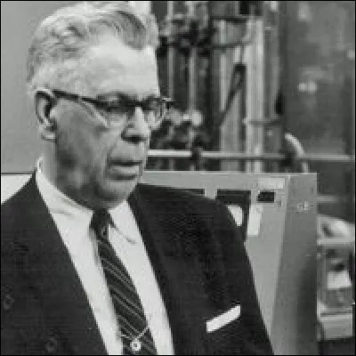 En 1947, il ''se tenait devant un magnétron pour les radars (générant des ondes électromagnétiques) quand il a réalisé qu'une friandise dans sa poche avait fondu''. Il s'aperçut que son sandwich avait été réchauffé alors qu'il besognait sur le magnétron dont il cherchait à augmenter la puissance.
Qui est cet homme, qui malgré qu'il soit entré à l'usine à 12 ans, a inventé le four à micro-ondes ?