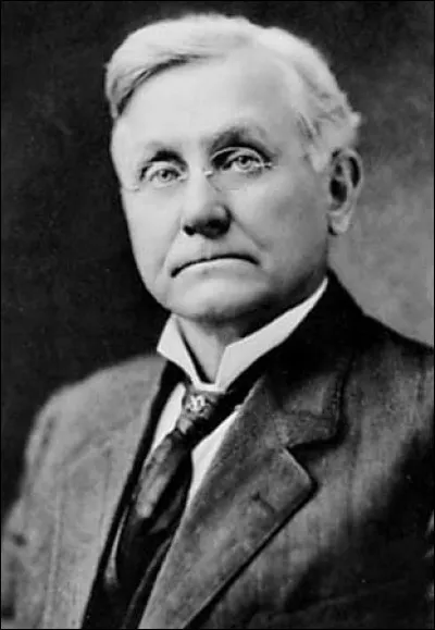 La boisson gazeuse à base de caféine la plus populaire au monde a été inventée en 1886 par John Pemberton, un pharmacien d'Atlanta. Malheureusement, Pemberton est décédé en 1888 et son invention a été achetée en 1891 par celui dont vous devez trouver le nom.
Le chandelier a ensuite participé à la commercialisation de Coca-Cola et il en a fait une entreprise mondiale.