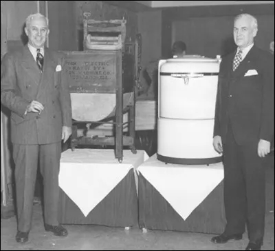 Ces deux-là ont inventé la première machine à laver appelée Tourbillon, premier lave-linge à moteur électrique, créé en 1911 par la Upton Machine Company, maintenant connue sous le nom de Whirlpool.
Grâce à eux, la lessive est une moins déplaisante corvée. Nommez-les s'il vous plaît.