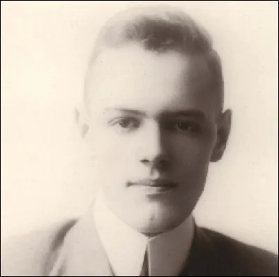 Cet inventeur vient de Highland Park, New Jersey. Il était acheteur de coton pour l'entreprise Johnson & Johnson, dont vous avez certainement utilisé les bandages adhésifs. Voici comment s'est passée l'invention : ''In 1920, he placed squares of gauze in intervals on a roll of tape, held in place with crinoline''.
Nommez cet inventeur qui est devenu, le vice-président de cette compagnie ?