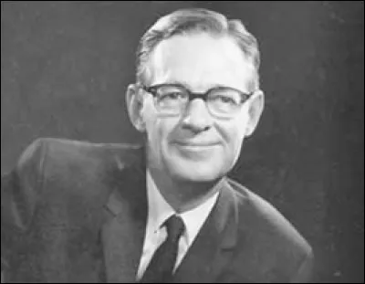 Spécialiste du marketing, il a été le premier à commercialiser les croustilles à l'échelle des États-Unis. Il s'est associé à "Frito" le mot espagnol pour dire "fried" (frit) et en 1961, ils sont devenus Frito-Lay. En 1965, Frito-Lay s'est associé avec Pepsi-Cola pour former PepsiCo et être le distributeur numéro # 1 de chips aux États-Unis. 
Qui est ce génie de la mise en marché ?