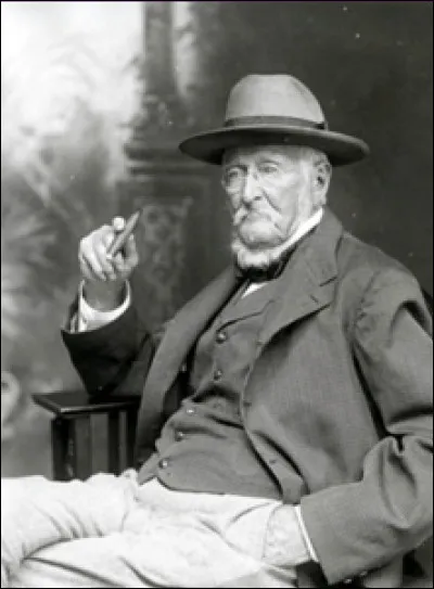 Pourtant facile comme invention, elle en a fait un homme riche : il a créé le barbelé en utilisant un moulin à café pour faire les pointes en fer (...) ensuite placées le long d'un fil et un autre fil était enroulé autour du précédent pour les fixer. Pour les produire industriellement, il créa la ''Barb Fence Company'' . 
Quel est cet inventeur qui a changé le visage de l'Ouest américain ?