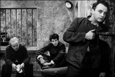 "Nous sommes tous des assassins" est un film réalisé par André Cayatte. On y retrouve René Le Guen, jeune prisonnier attendant la date de son exécution et espérant la grâce du Président. Quel chanteur et acteur joue ce rôle ?
Indices : "Comme un p'tit coquelicot" - "Un jour tu verras".