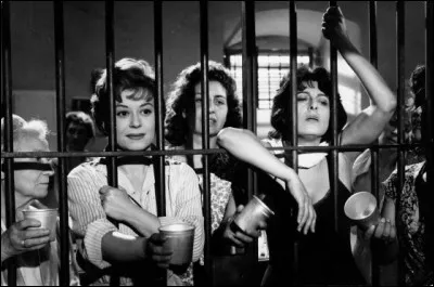 Dans "L'enfer dans la ville", une jeune provinciale prénommée Lina, condamnée à tort, est incarcérée auprès de nombreuses détenues dont une jouée par Anna Magnani qui l'aidera à retrouver la liberté. Quelle actrice joue le rôle de Lina ?
Indices : elle fut l'épouse de Federico Fellini. Son rôle dans "La Strada" l'a fait connaître mondialement.