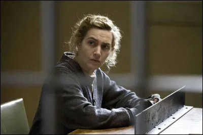 "The reader" est l'histoire d'une liaison entre un garçon de 15 ans et une femme qui a le double de son âge. Elle finit par s'enfuir. Alors étudiant en droit il la retrouve lors du procès d'anciennes gardiennes SS. Elle est sur le banc des accusées. Pourquoi accepte-t-elle, à tort, sa condamnation à perpétuité ?