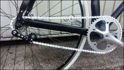 Je répare la____de mon vélo sous un____.