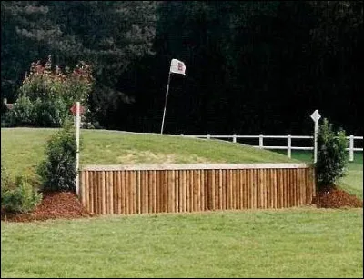 Comment appelle-t-on l'obstacle avec un contre-haut et un contre-bas ?