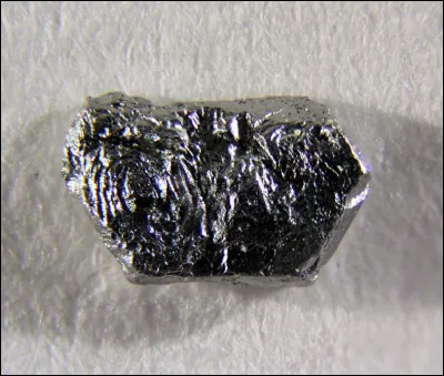 Quel élément chimique dont le nom serait tiré du grec, doit sa dénomination aux fortes odeurs qu'il dégage ?