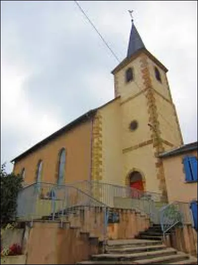 Voici l'église Saint-Martin de Flétrange. Commune du Grand-Est, dans le pays de Nied, elle se situe dans le département ...