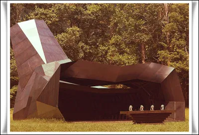 Hunger Games 1 : Lorsque Katniss va chercher le médicament de Peeta dans la corne d'abondance, qui est la première personne qu'elle aperçoit ?