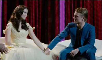 Hunger Games 1 : Après que Katniss et Peeta aient gagné les jeux et qu'ils se retrouvent avec Caesar pour une interview, de quelle couleur sont les cheveux de ce dernier ?