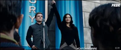 Hunger Games 2 : Lors de la tournée de la Victoire quel est le premier district que visitent Peeta et Katniss ?