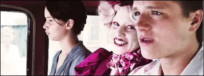 Hunger Games 1 : Lorsque Katniss et Peeta sont dans la voiture les conduisant au train, Effie les informe qu'ils seront au Capitole en moins de...