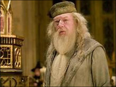 Quel est le nom de l'acteur qui joue Dumbledore dans les films du 3 au 7 partie de 2 ?