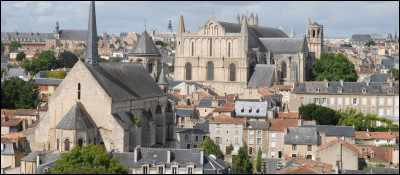 Ville de 90 000 habitants, chef-lieu du département de la Vienne, capitale historique du Poitou :