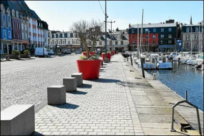 Petite ville de 7 000 habitants du département des Côtes-d'Armor, située au bord de la Manche, à proximité de l'estuaire du Trieux :