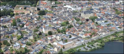 Ville de 7 500 habitants du département de la Somme, située dans le Santerre, à la limite du Vermandois, connue pour abriter l'Historial de la Grande Guerre :