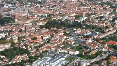 Ville de 15 000 habitants du département de l'Ariège, située au bord des collines du piémont pyrénéen, traversée par la rivière Ariège :