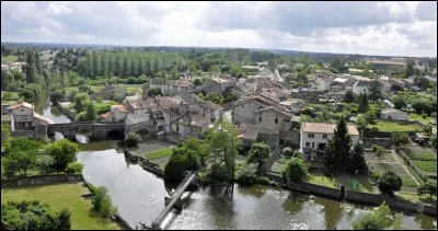 Ville de 10 000 habitants du département des Deux-Sèvres, située en Gâtine poitevine :