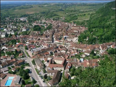 Petite ville de 4 000 habitants du département du Jura, située à l'entrée de la culée de Vaux, reculée du massif du Jura :