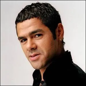 Jamel Debbouze jouit d'un immense capital sympathie auprs des jeunes qui apprcient son style 'banlieue'. L'acteur sait pourtant interprter des rles bien plus profonds. Mais il n'est pas dans :