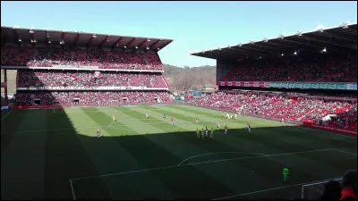 Quelle équipe belge joue au stade Maurice-Dufrasne ?
