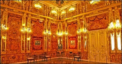 Pour terminer, voici un cadeau-poésie : 
Des rideaux d'ambre,
Il y avait dans sa ______.