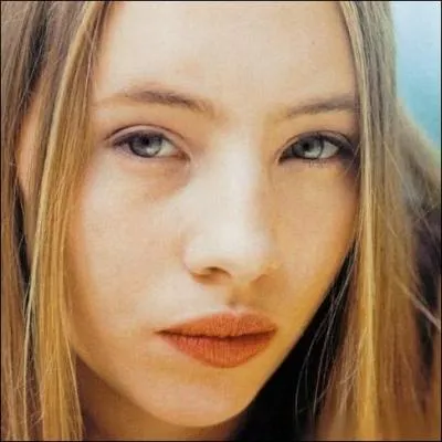 Isild Le Besco, soeur de Mawenn, reste cantonne  un cinma d'auteur assez intimiste o elle affiche sa beaut trange plein de puret et de mystre. Elle n'est pas dans :