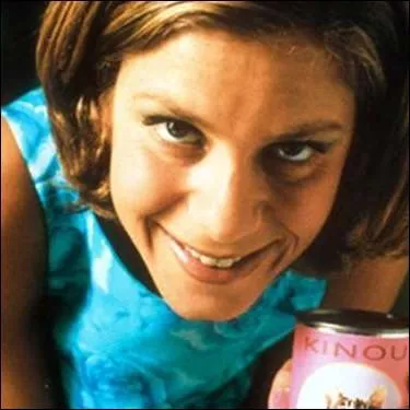 Marina Fos est une transfuge des 'Robins des Bois' o elle a longtemps pu dvelopper un humour djant et absurde. Sachant aussi bien aborder des rles plus profonds, elle n'est cependant pas dans :