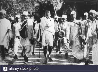Sa premi&egrave;re action c&eacute;l&egrave;bre non violente de d&eacute;sob&eacute;issance civile importante en Inde est la marche du Sel en 1929, qu'est-ce ?