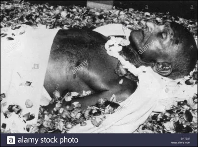 Gandhi est assassin&eacute; en janvier 48...