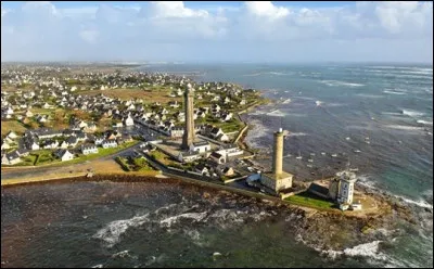Petite ville de 5 000 habitants du département du Finistère, située en pays Bigouden, à la pointe sud de la Baie d'Audierne :