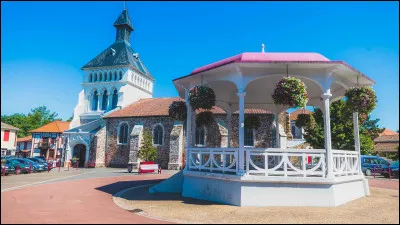 Petite ville de 6 000 habitants du département des Landes, située en Pays de Born, à l'est du grand lac de Biscarrosse :