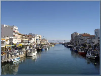 Petite ville de 6 000 habitants du département de l'Hérault, station balnéaire sur la Méditerranée :