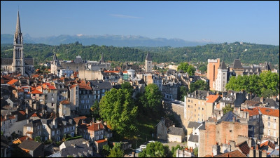 Ville de 80 000 habitants du département des Pyrénées-Atlantiques, capitale historique du Béarn :