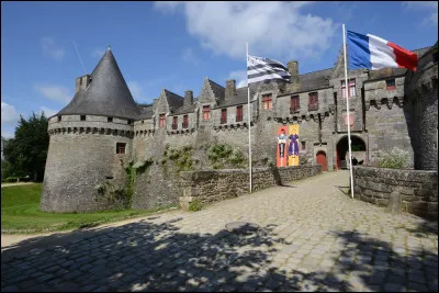 Ville de 14 000 habitants du département du Morbihan, située dans le centre de la péninsule bretonne, sur la rive gauche du Blavet, au confluent du canal du Blavet et du canal de Nantes à Brest :