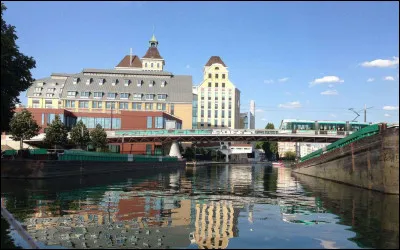 Ville de 55 000 habitants du département de la Seine-Saint-Denis, limitrophe de Paris :