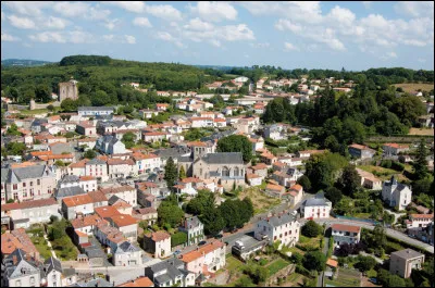 Petite ville de 5 500 habitants du département de la Vendée, située à l'est du département, dans le haut-bocage vendéen, proche de la Gâtine :