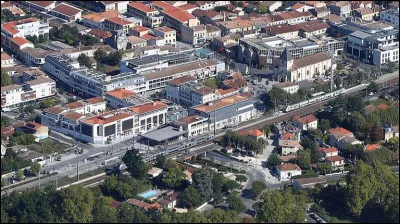 Ville du département de la Gironde, importante commune de 63 000 habitants de l'agglomération bordelaise :